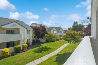 Emerald Pointe in Rohnert Park, CA - Building Photo - Building Photo