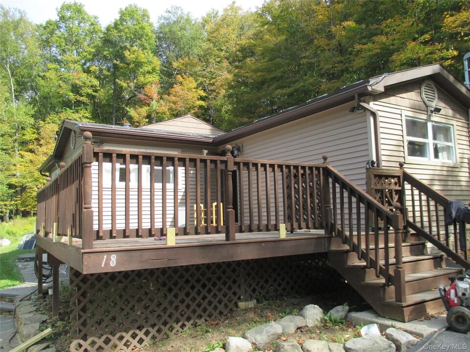 18 Ashlee Meadow Rd in Warwick, NY - Building Photo
