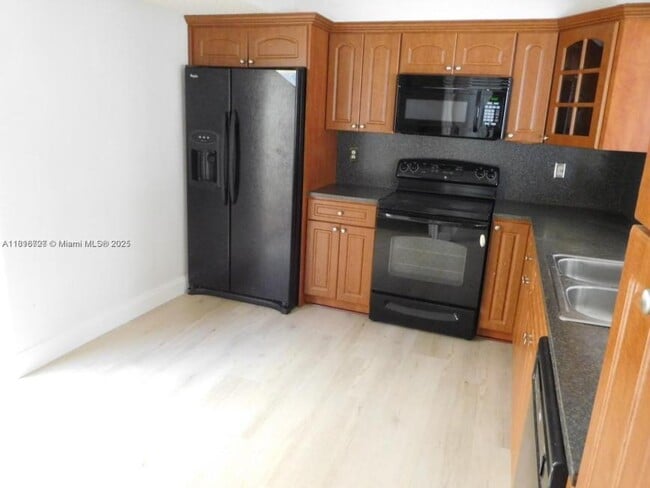 323 Ives Dairy Rd in North Miami Beach, FL - Building Photo - Building Photo