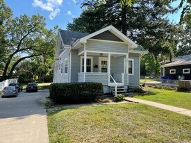121 Highland Dr in Iowa City, IA - Building Photo