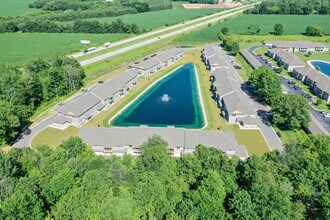 Madeira Place in Hobart, WI - Foto de edificio - Building Photo