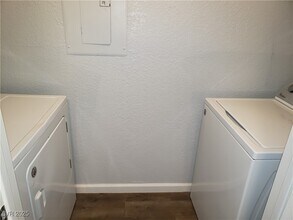 230 Mission Newport Ln in Las Vegas, NV - Foto de edificio - Building Photo