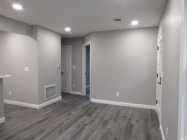 240 5th St E in Milan, IL - Foto de edificio - Building Photo