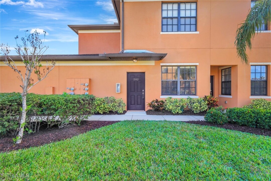 3773 Pino Vista Way in Estero, FL - Foto de edificio