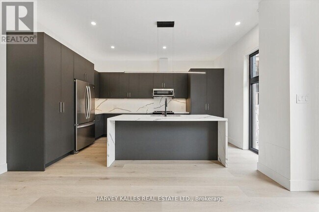 1064 Dufferin St in Toronto, ON - Building Photo - Building Photo