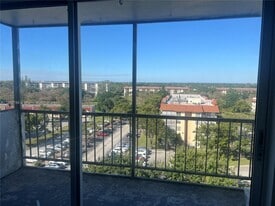 4174 Inverrary Dr, Unit GREAT 2 BEDROOM in Lauderhill, FL - Building Photo