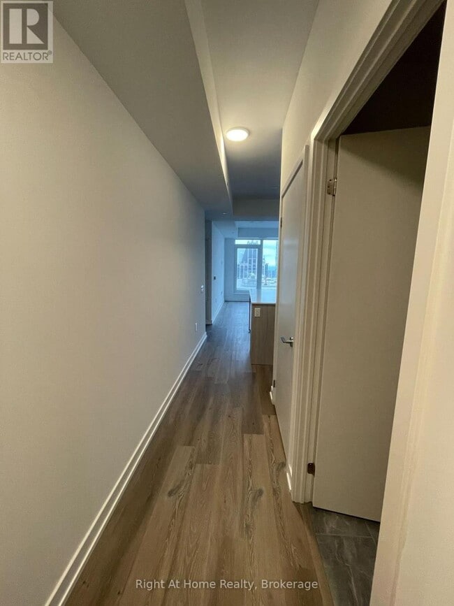 395 Square One Dr in Mississauga, ON - Building Photo - Building Photo