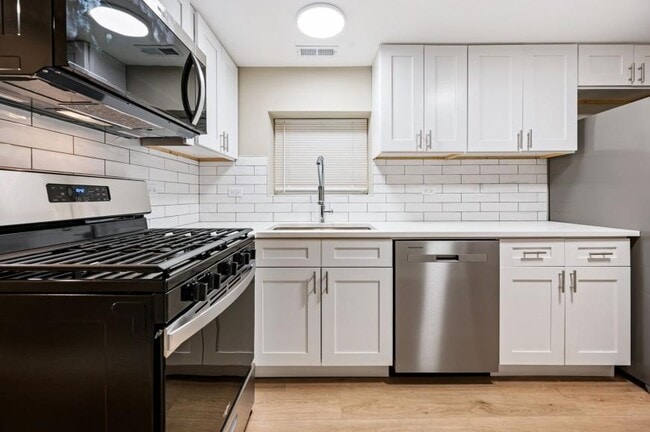 1756 W School St in Chicago, IL - Building Photo - Building Photo