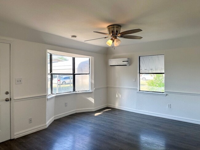 57201 Perry St in Irving, TX - Building Photo - Building Photo