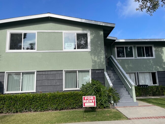 2912 Peppertree Ln, Unit D in Costa Mesa, CA - Building Photo - Building Photo