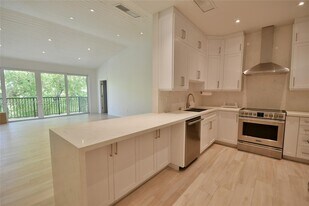 55 Ocean Ln Dr in Key Biscayne, FL - Building Photo
