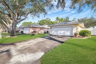 14899 Crescent Cove Dr in Ft. Myers, FL - Building Photo