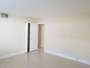 720 N Dixie Hwy in Lantana, FL - Building Photo - Building Photo