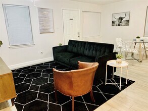 411 Ulrich St in Sugar Land, TX - Foto de edificio - Building Photo