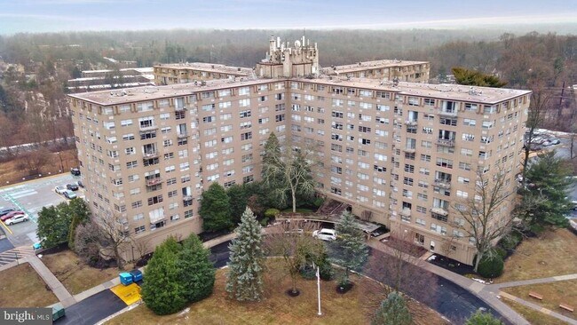 1030 E Lancaster Ave in Bryn Mawr, PA - Building Photo - Building Photo