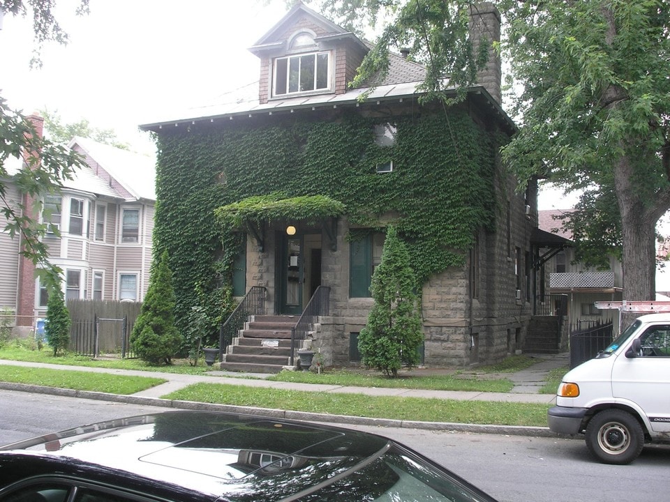 48 Broadway in Rensselaer, NY - Foto de edificio