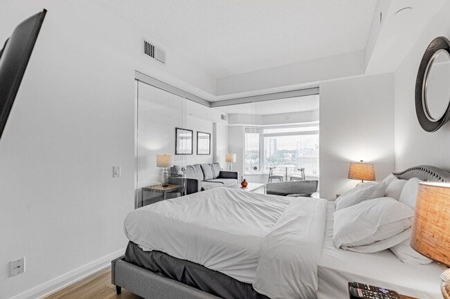 161 Cumberland St, Unit SI ID1380540P in Toronto, ON - Building Photo - Building Photo