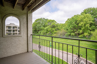 Pondview Apartments in Maplewood, MN - Building Photo - Building Photo