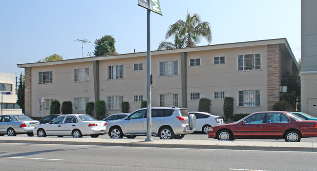 6670 Lindenhurst Ave in Beverly Hills, CA - Building Photo - Building Photo