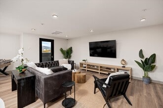 Central in Kelowna, BC - Building Photo - Building Photo