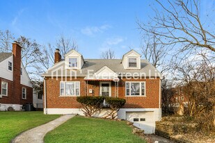 3316 Robinet Dr in Cincinnati, OH - Building Photo