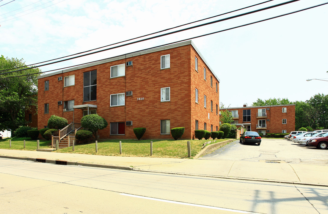 Highland Manor Apartments in Cleveland, OH - Building Photo