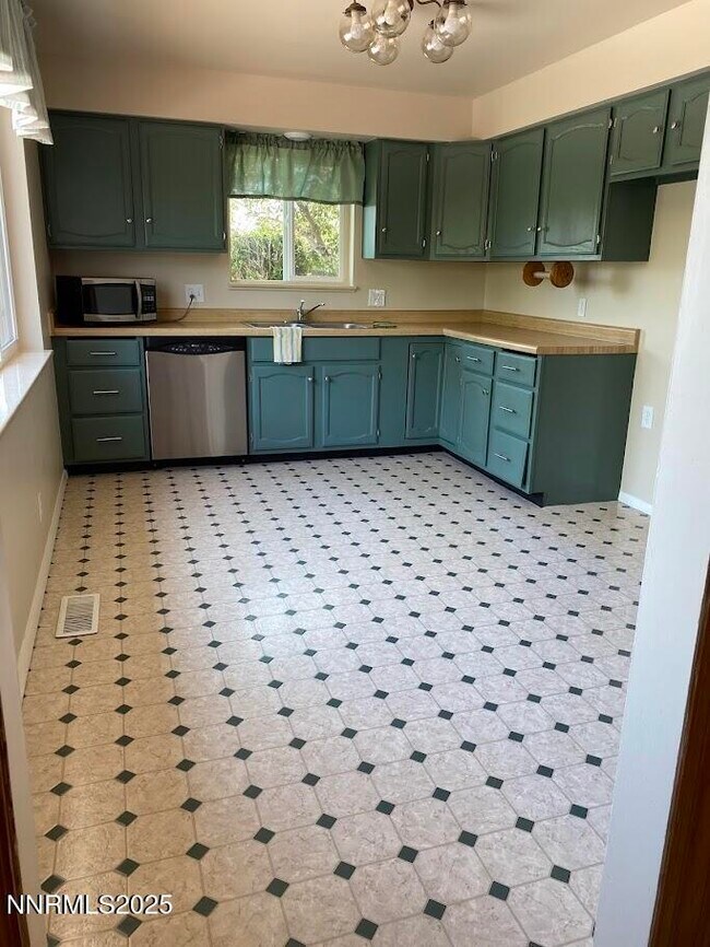 324 E Queen Way in Sparks, NV - Building Photo - Building Photo
