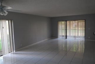 359 Lakeview Dr in Weston, FL - Building Photo - Building Photo