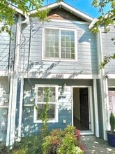 6661 N Columbia Way in Portland, OR - Building Photo - Building Photo