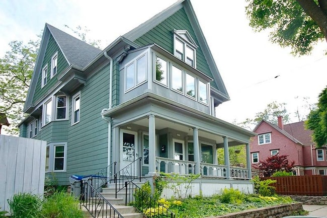 2719 E Hartford Ave in Milwaukee, WI - Foto de edificio - Building Photo