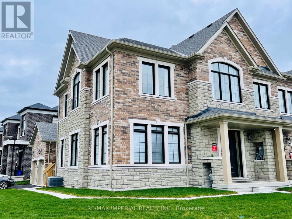 135 McCague Ave. in Richmond Hill, ON - Building Photo