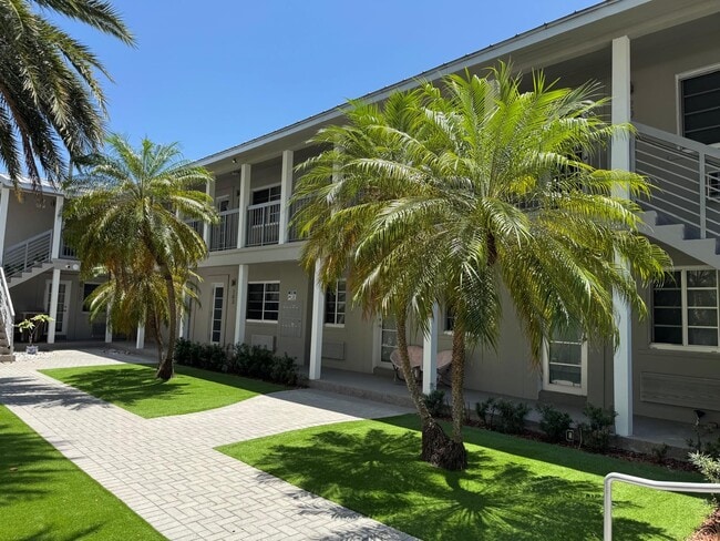 property at 916 W 41st St