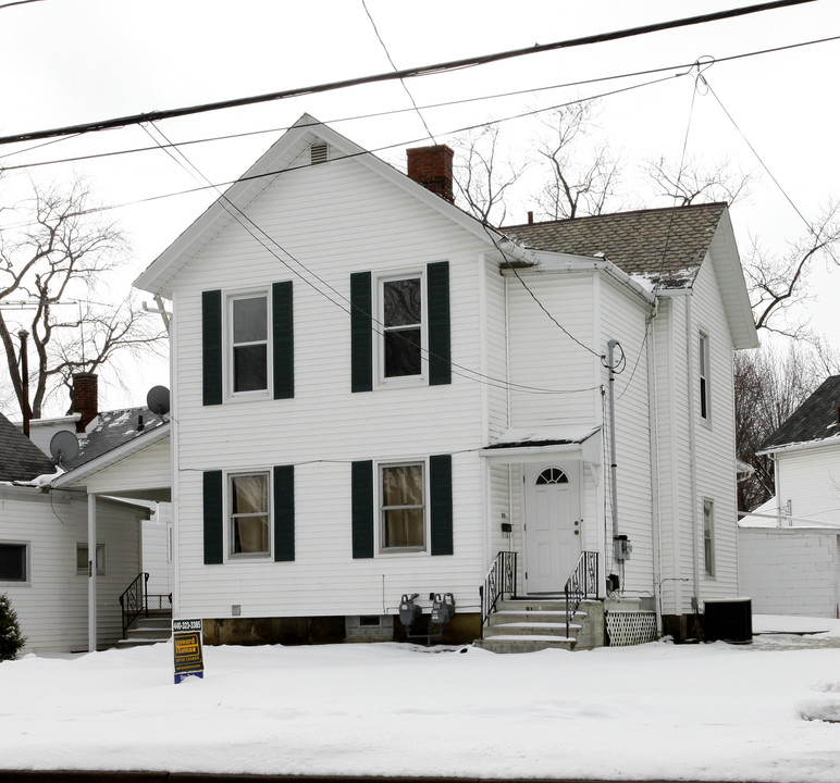 910 Lake Ave in Elyria, OH - Foto de edificio