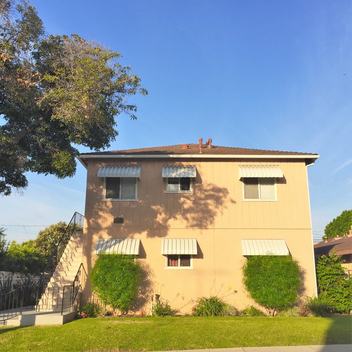 7641 Bright Ave in Whittier, CA - Foto de edificio