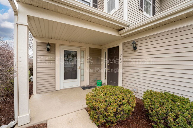 1262 Brookdale Dr in Carpentersville, IL - Building Photo - Building Photo