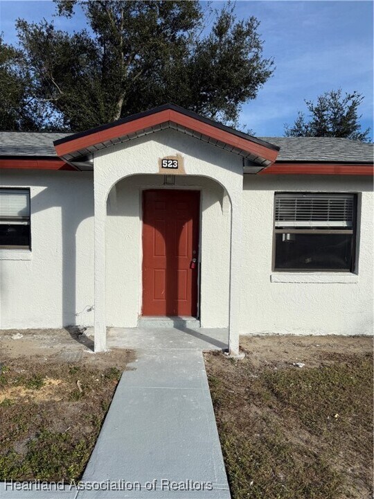 523 Las Palmas Cir in Avon Park, FL - Building Photo