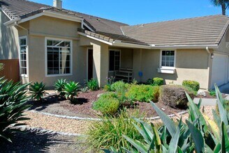 4893 Cardiff Bay Dr in Oceanside, CA - Foto de edificio - Building Photo