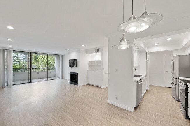 property at 906 N Doheny Dr