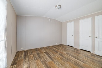 Crumley Farms MHC in Enigma, GA - Building Photo - Interior Photo