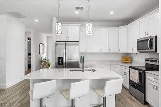 13460 Causeway Palms Cove in Ft. Myers, FL - Foto de edificio - Building Photo