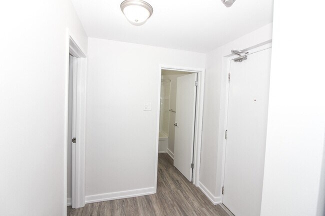 43 Roslyn Road in Winnipeg, MB - Building Photo - Building Photo