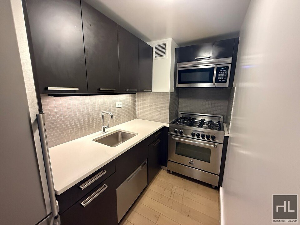 East 39th Street in New York, NY - Building Photo