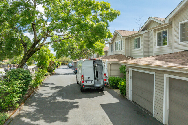 KINGS VIEW TOWNHOMES CONDOMINIUM in Seattle, WA - Building Photo - Building Photo