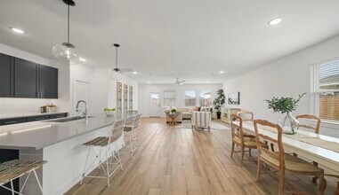 302 Little Spg Ct in Anahuac, TX - Building Photo - Building Photo