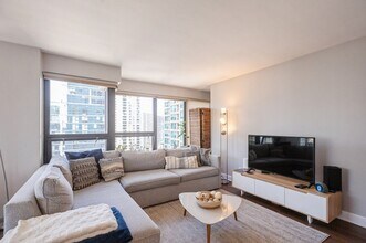 30 E Huron St, Unit 2104 in Chicago, IL - Building Photo - Building Photo