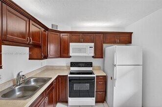 2821 Somerset Dr in Lauderdale Lakes, FL - Building Photo - Building Photo