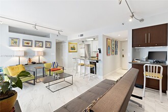 2457 Collins Ave in Miami Beach, FL - Foto de edificio - Building Photo
