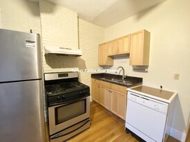 76 Hammond St, Unit 4 Apartamentos