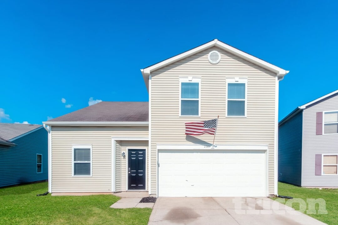 2301 Harvest Moon Dr in Greenwood, IN - Building Photo