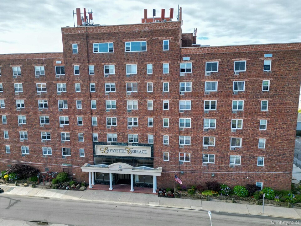 370 W Broadway in Long Beach, NY - Building Photo